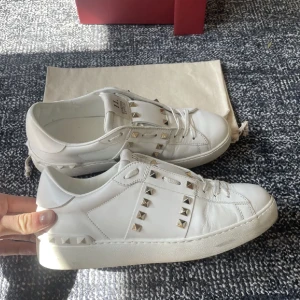 Valentino Rockstud skor - Jättefina Valentino skor i EU 40. Väldigt fint skick, tillkommer valentino dustbag samt ett valentino kort. Nypris 6000kr. Säljes för 2399kr! Skriv vid frågor elr funderingar, de är äkta bevis finns:)😊