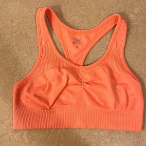 Sport bh från Casall - Helt oanvänd orange sport-bh från casall, storlek S, 60kr