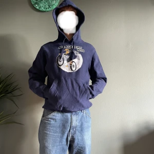 Air Academy Huvtröja Medium - Säljer nu denna tröja i storleken M. Gjort på hållbart material 🧡