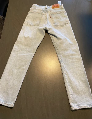Levis 501  - Hej! Jag säljer mina Levis 501 på grund av att dom är för små. W24 och L26. De är som nya för dom användes ej så mycket.