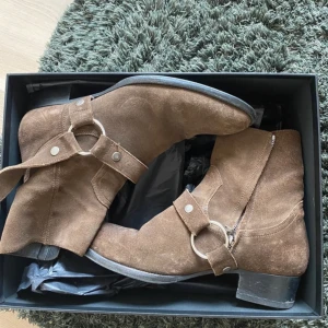 Saint Laurent Paris Wyatts - Ett par saint laurent wyatts designade originelt av hedi slimane inspirerade av vintage cowboy boots size 41 men passar en 42 bra legit checkade Ganska okej condition ingen heel drag  Nypris runnt 16000 kr