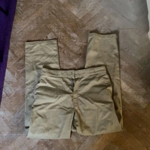 Dickies 874 original fit beige  - Dickies 874 original fit bege (känns lite större än andra w34) Finns slitage på höger ankel  Kom med bud om du inte känner att priset passar, hör av dig vid minsta fråga!