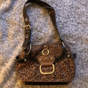 Leopard axelväska - Axelväska i leopardmönster🤎😋 Jättefint skick, använd 1 gång! 