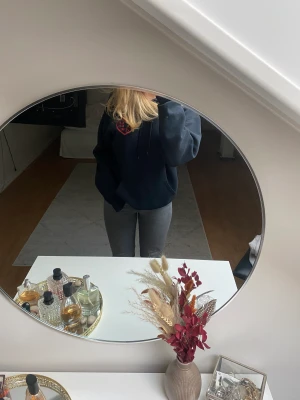 Gråa jeans med slits! - Ett par extremt fina jeans från femme luxe i storlek 6 (skulle säga ungefär xs/s). Jättebra skick!