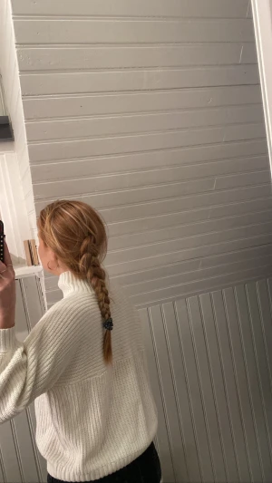 Vit stickad tröja med liten krage - Vit stickad tröja med liten krage runt halsen. Superfin och väldigt bra skick