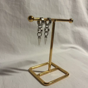 STILSTHLM  - Super snygga örhängen! Finns endast i silver men kan göra linkande i guld Köp för 99kr/st Eller 169kr/paret. Modell 111.  Smyckes ställningen finns även att köpa för 299kr! 