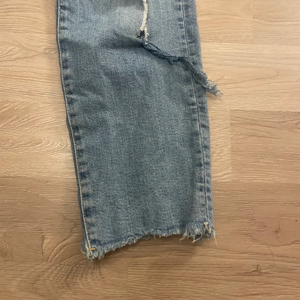 ”Slitna jeans” alltså med hål, hålen är lite mer slitna än vid köp, dom är även ”slitna” vid anklarna bild 2. Jeans & Byxor.