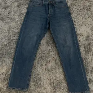 Säljer ett par mörkblåa Jack n Jones Jeans i modellen loose/chris storlek 29/30. Jätte bra skick! Hör av er vid fler frågor eller funderingar🤙🏼