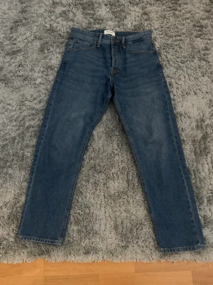 Jack n Jones jeans - Säljer ett par mörkblåa Jack n Jones Jeans i modellen loose/chris storlek 29/30. Jätte bra skick! Hör av er vid fler frågor eller funderingar🤙🏼