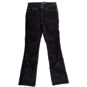 Svarta Manchester byxor - Så snygga svarta Manchester byxor. Tyvärr lite små för mig;( Inte sätt några defekter. Strlk 34/xs, mått; 38cm i midjan (mätt rakt över) och 80cm i innerbenslängd