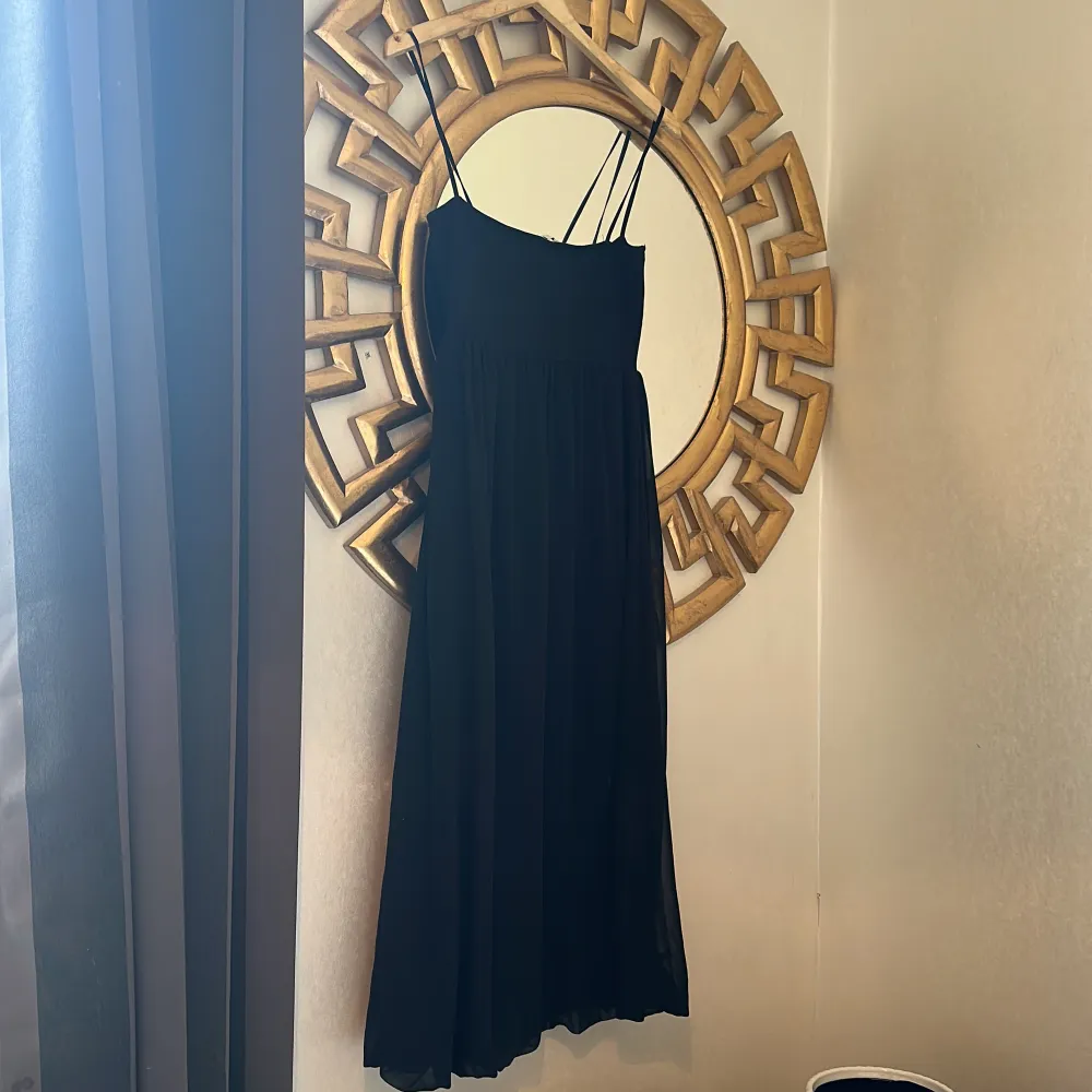 En svart medellång klänning ifrån Zara, endast använd 1 gång. I strl S🖤. Klänningar.