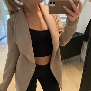 Kappa - En beige kappa från Vero Moda. Storlek s. Pris 200kr. 🍁🍂😍💗