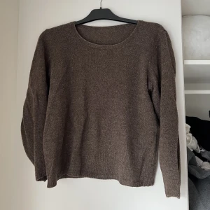 Brun sticksd  - Superfin sticksd brun tröja, endast använd ca 4 ggr så fint skick. Storlek XS/S