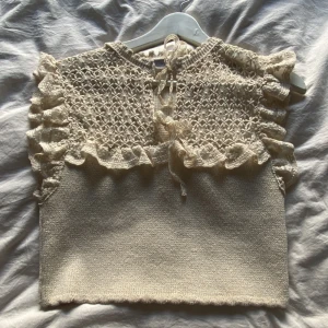 Stickad zara tröja med volang - Denna tröja är köpt på zara och använd sparsamt, enstaka tillfälle, nypris är 379kr, vid snabbt köp kan pris diskuteras! 