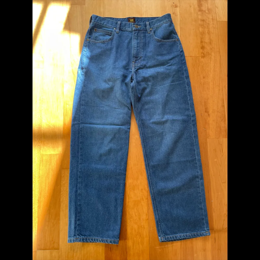 Lee jeans i storlek 30/32 Aldrig använda, perfekt skick. . Jeans & Byxor.