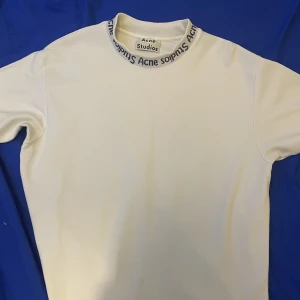Acne studios neck logo tee - Storlek M, bra skick skulle säga 8-9/10 