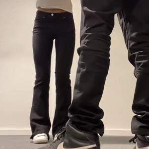 Svarta lågmidjade zara jeans i storlek 34. Midjemått 34cm, innebenslängd 79cm