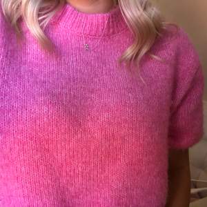 Säljer denna stickade tröja med korta armar. Den är i en jätte fin rosa färg och känns inte sticksig alls. Tröjan är från zara och är i storlek S.🥰Priset går att diskutera!🌸⭐️