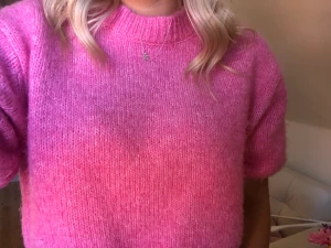 Stickad tröja  - Säljer denna stickade tröja med korta armar. Den är i en jätte fin rosa färg och känns inte sticksig alls. Tröjan är från zara och är i storlek S.🥰Priset går att diskutera!🌸⭐️