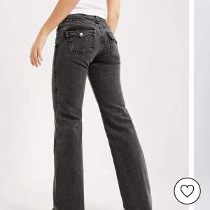 Säljer dessa sköna, snygga, lågmidjade jeans från levis i storleken 27 (midja) och 32 (längd). Jeansen är i mycket gott skick, säljer då de är lite för små för mig✨️🫶🏻   Jag är 166 cm lång och jeansen är perfekta i längden för mig. 