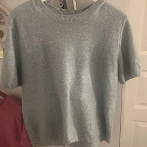 Stickad tshirt - Gullig stickad T-shirt från hm som används cirka 5 gånger. Den är turkos men kunde inte välja på den färgen💗