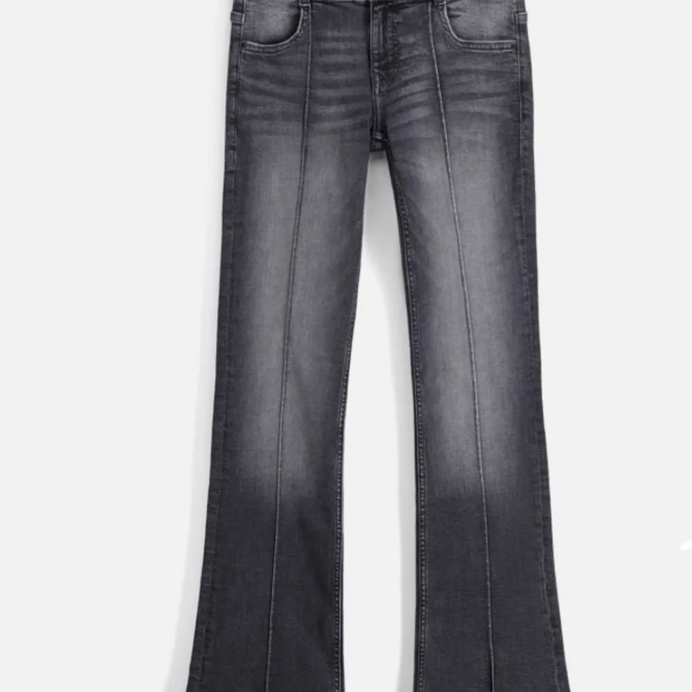 Säljer min super fina Bershka jeans i storlek 36! Har använder endast 1 gång och säljer pga kommer inte till användning. Nypris 479kr säljer flr 400kr.. Jeans & Byxor.