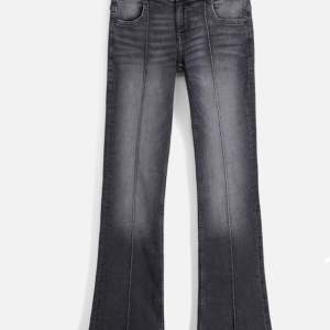Säljer min super fina Bershka jeans i storlek 36! Har använder endast 1 gång och säljer pga kommer inte till användning. Nypris 479kr säljer flr 400kr.