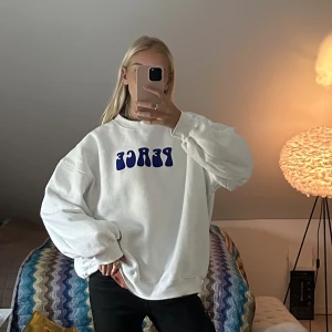 Sweatshirt - Använd men i bra skick. Är från junkyard! Sitter rätt oversized på mig som bär S, så passar de flesta storlekarna