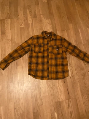Dickies Skjorta  - Säljer denna Dickies skjorta då jag växt ur, som ny. Nypris runt 1000 Stl S