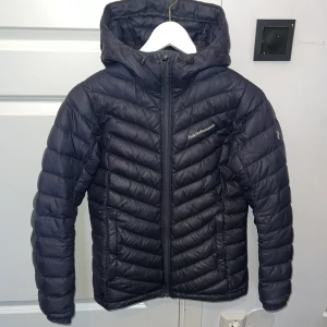 Peak performance jacka - Super fräsch peak performance dun-jacka i storlek xs men passar även s. Den saknar ”loggan” på dragkedjan samt en liten reva har den, inte ett hål dock. Skickar gärna bild vid intresse.  Hör av dig om du har några frågor!☺️ kom gärna med bud.