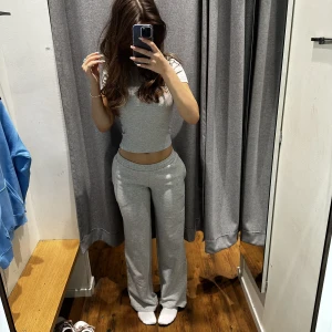 Mjukisbyxor - Nu säljer jag mina fina gråa mjukis byxor från Bikbok. Dem är lågmidjade och sitter super snyggt! Men jag har endast användt de 2 gånger och känner ingen vidare användning av dem pga ej min stil längre.  Skriv vid frågor :) 