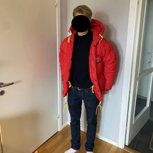 Fjällräven jacka! - Säljer denna sjukt snygga och populära fjällräven jackan i modellen down expedition. Perfekt nu när det börjar bli kallt ute och även trendig färg! (Modellen på bilden är 172cm lång) Frakt betalas av köparen!