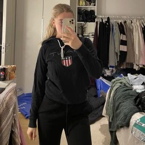 GANT hoodie  - GANT hoodie i mörkblått. Bra skick, sparsamt använd. Sitter ”true to size”. 