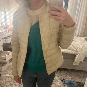 Jacka - Jätte fin vit jacka ifrån uniqlo som tyvärr inte kommer till användning❤️Den är i ny skick