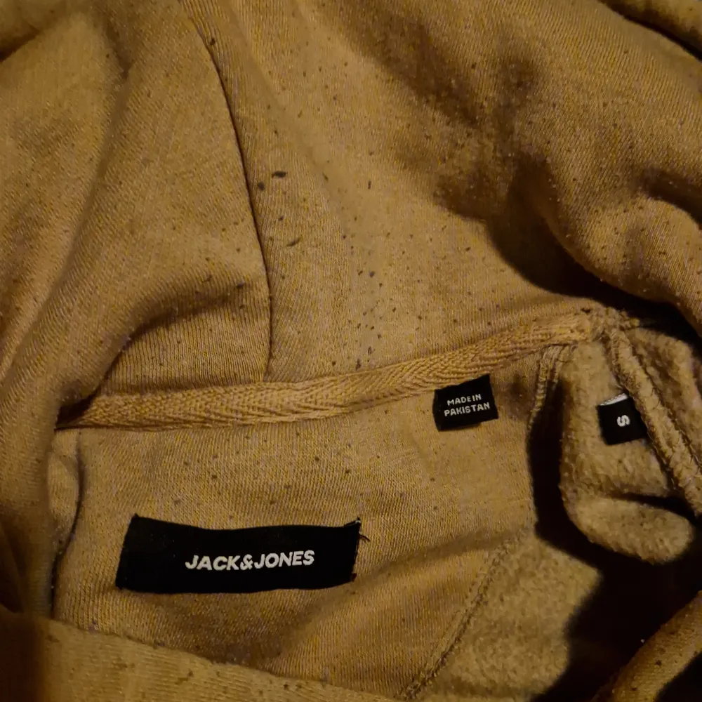 En ljusbrun hoodie från Jack & Jones som passar både till dig som har Small eller Medium. Är i ett bra skick, Storlek S. . Hoodies.