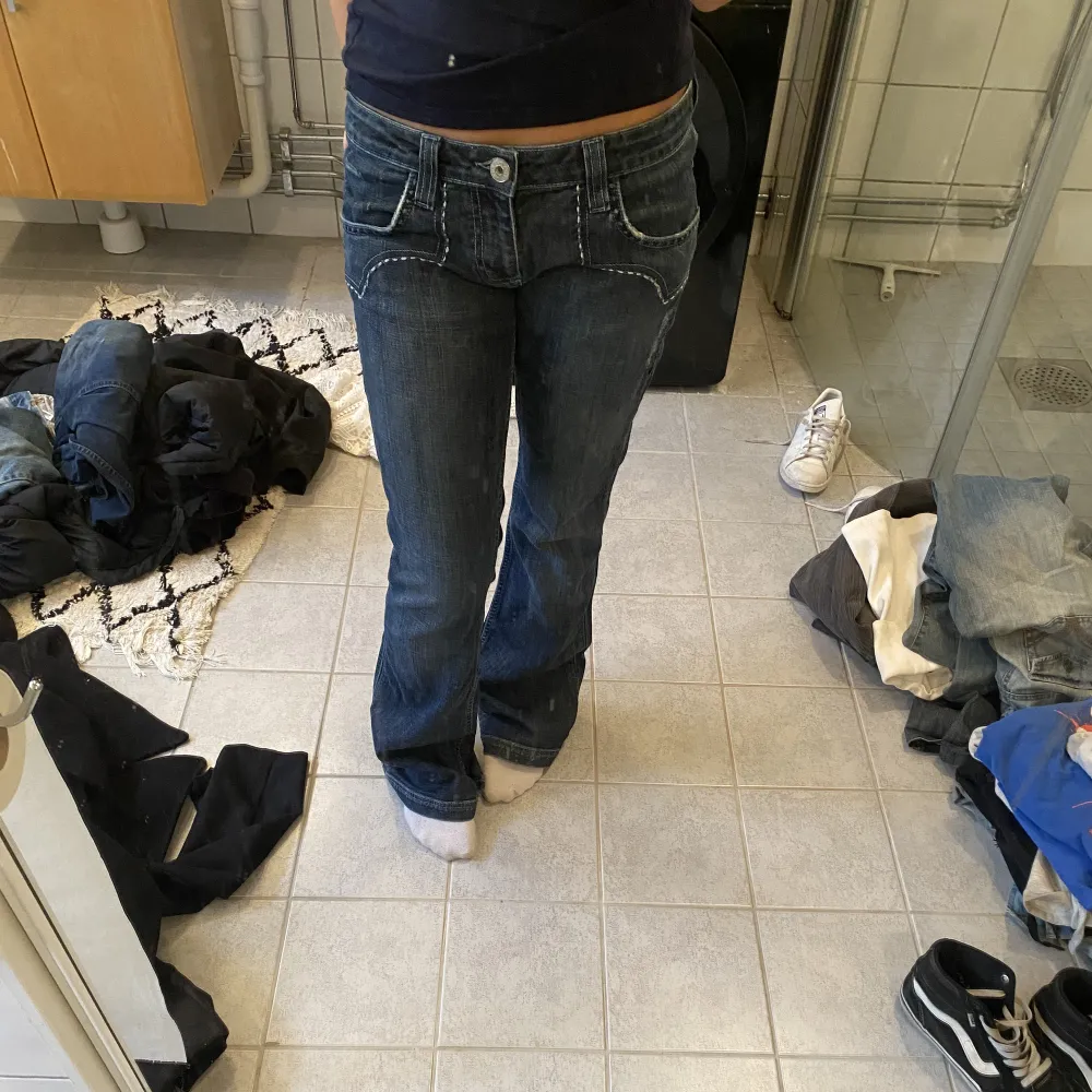 Coola unika jeans köpta second hand 350kr. Jeans & Byxor.
