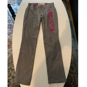 Lågmidjade hollistermjukisar - Säljer mina jättesöta lågmidjade hollistermjukisar. Strl xs men kan passa liten S. Vet inte måtten men kan mätas om så önskas! Bra skick förutom att den har en liten vit fläck vid rumpan som kan ses i bild 3. Köparen står för frakten🌸