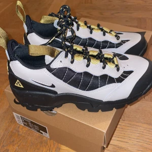 Nike ACG Air Mada - Helt nya i originallåda. Förg: Light Bone/Black Celery Storlek EU 37.5
