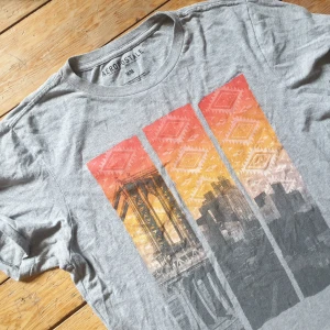 Aeropostale t-shirt - T-shirt i grått med tryck av Brooklyn(?). Bohemisk mönster design i bakgrunden 