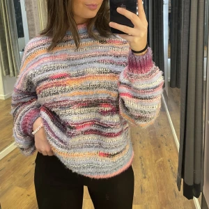 Stickad tröja bik bok - Säljer denna stickade tröja från bik bok! 