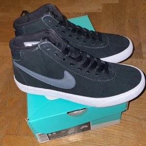 Nike SB Bruin Hi Wmns - Nya i originalkartong Storlek: EU 37.5 Black/ Dark Grey White