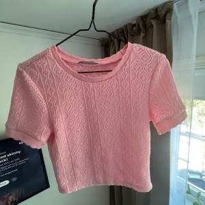 Jättefin stickad rosa t-shirt från zara, men den är tyvärr för liten för mig och därför kommer den inte till användning. Hör av er vid frågor eller liknande🫶