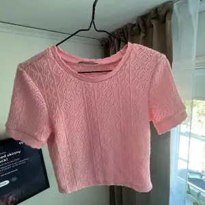 Jättefin stickad rosa t-shirt från zara, men den är tyvärr för liten för mig och därför kommer den inte till användning. Hör av er vid frågor eller liknande🫶