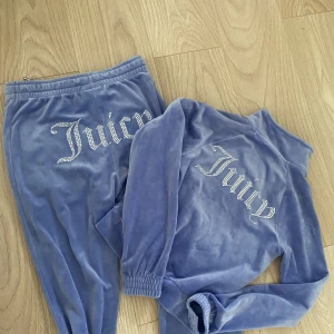 Juicy couture mjukisset - Mjukisset från juicy couture storlek xs på både byxorna och tröjan.