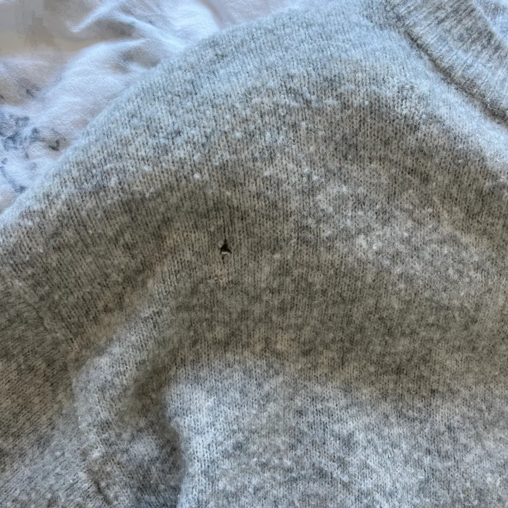 En mysig stickad tröja från hm, ett litet litet hål på tröjan finns (visas på andra bilden) men ingenting man märker eller tänker på, annars jättefin! Säljer då jag tyvärr inte använder den längre. Skriv om ni har frågor eller liknande🫶. Stickat.