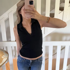 Topp - Supersöt tunnstickad topp med krage från Zara!