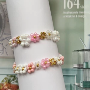 Blomarmband - Egengjorda armband 1st för 70kr 2st för 120kr