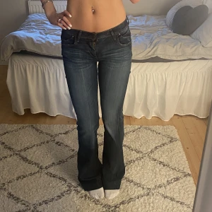 Lågmidjade bootcut jeans - Snygga lågmidjade jeans. Mörkblå och långa på mig som är 172. Lite slitna nertill.  Köpare står för frakten. Hör av er vid frågor eller intresse🙏🏼