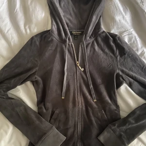 Juicy Couture  - Storlek M (liten i storleken så skulle säga att den passar en S) mycket fint skick! Alla kristaller kvar i ”J:et”💕