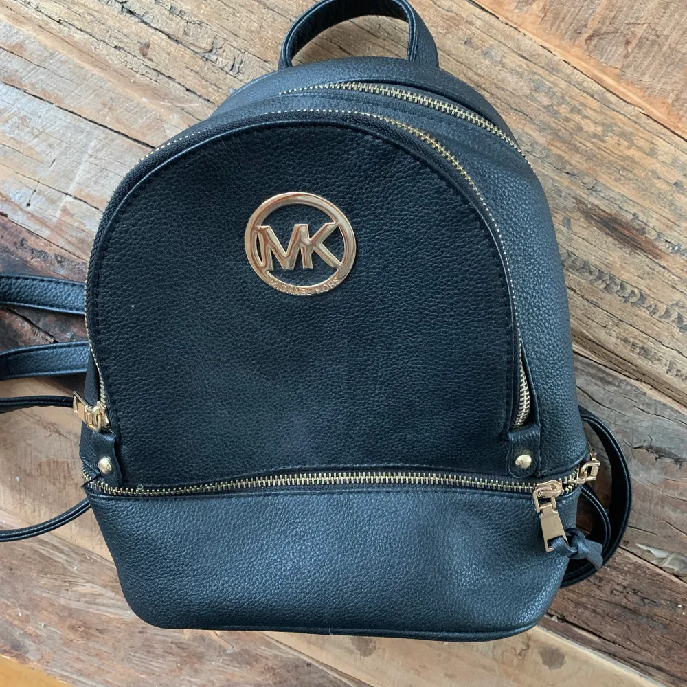 En svart skinn ryggsäck (fake michael kors) helt ny, aldrig använd!  . Väskor.